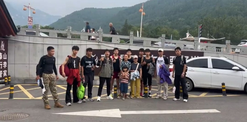 有陪爬員是在校大學生，假期兼職泰山陪爬。