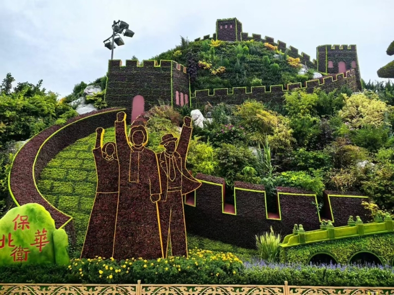 長(zhǎng)安街沿線設(shè)置了10組色彩鮮艷的花壇，晚上還會(huì)亮起燈光，吸引大批民眾前去拍照打卡。