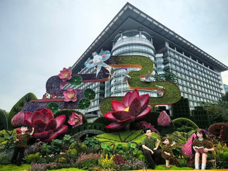 長(zhǎng)安街沿線設(shè)置了10組色彩鮮艷的花壇，晚上還會(huì)亮起燈光，吸引大批民眾前去拍照打卡