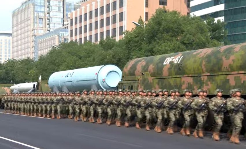 受閱部隊調(diào)整戰(zhàn)位準備通過天安門