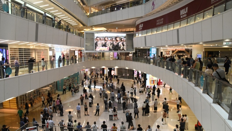 觀塘aPM商場(chǎng)直播閱兵儀式，市民駐足觀看，贊軍人英姿颯颯