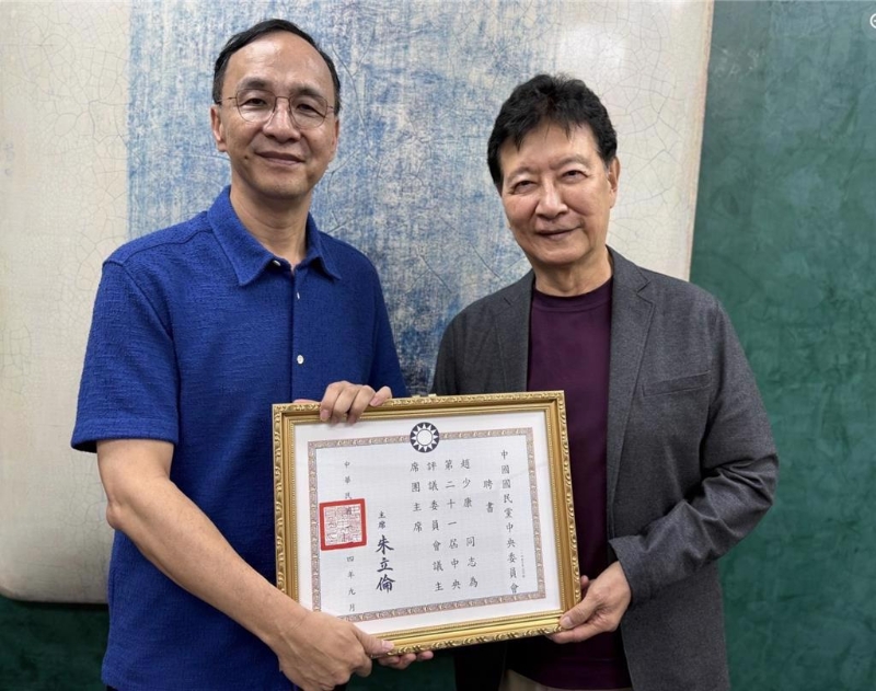 國民黨主席朱立倫今下午在臉書上表示，他頒發(fā)中評會主席團(tuán)主席聘書，予資深媒體人趙少康。