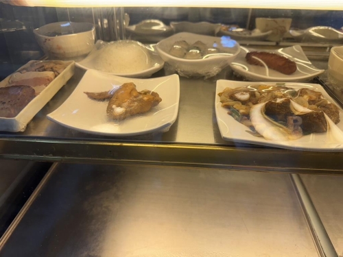 柯文哲今天在看守所享用的最后一餐也曝光，他中午吃沙茶牛肉，搭配炸飛魚卵香腸、鹵里肌大排，還有魚丸湯，可以說是色香味俱全。