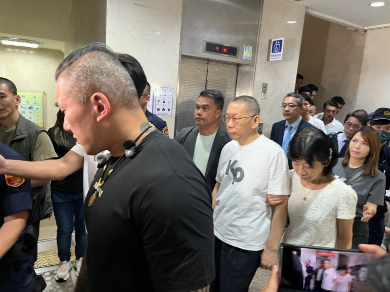 柯文哲換新衣服