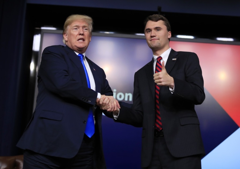 查理·柯克（Charlie Kirk）是特朗普的支持者。1