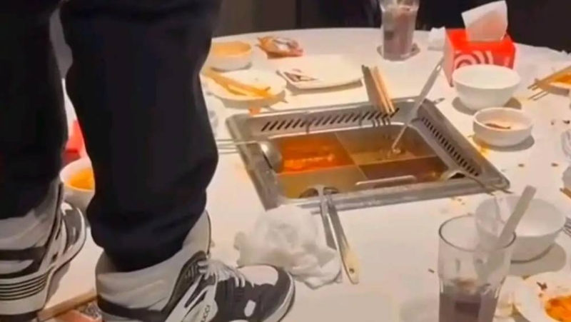 兩酒醉少年向上海分店火鍋小便 兩酒醉少年向上海分店火鍋小便