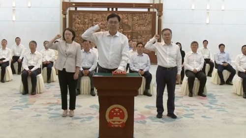 陳瑞峰（前）和雷建斌（右）分別宣誓就職國家民委主任及香港基本法副主任。