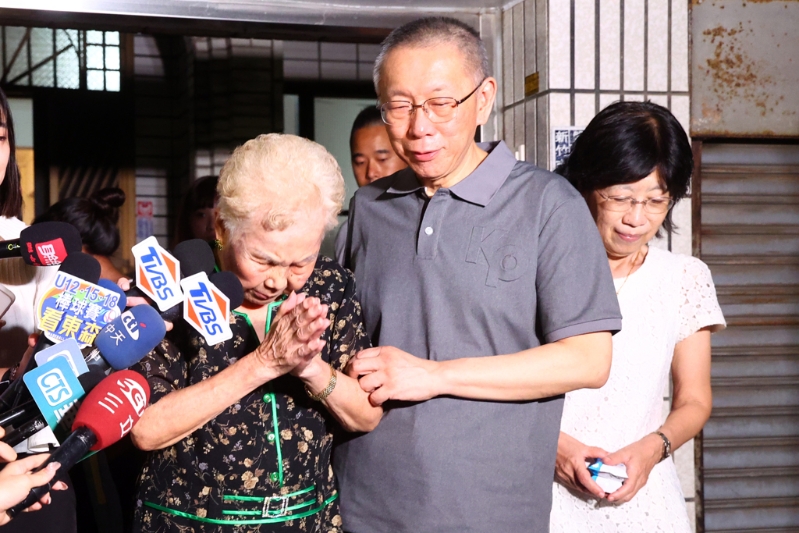 柯文哲（中），左為柯文哲媽何瑞英，右為柯文哲妻子陳佩琪。