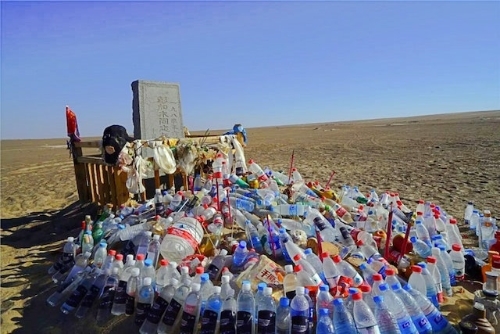 彭加木失蹤地紀(jì)念碑前的紀(jì)念。