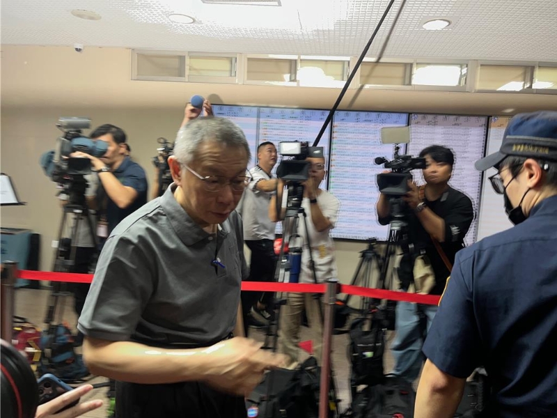 柯文哲早上8點(diǎn)50分已到法院，隨后帶往候?qū)徥遥?0點(diǎn)法官開庭時(shí)提訊。