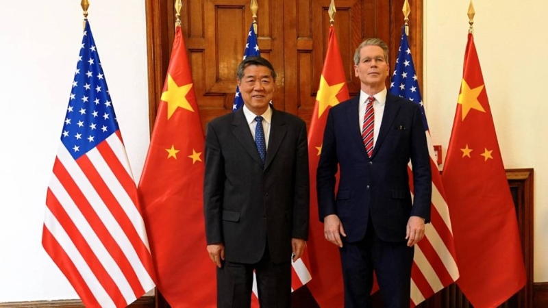 會(huì)談前，何立峰與貝森特合影。