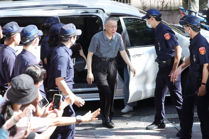 柯文哲在支持者加油聲中抵達(dá)北院。