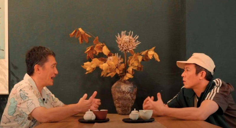 梁朝偉以最真實(shí)狀態(tài)、有不少白頭發(fā)的狀態(tài)下，接受陳冠希訪問(wèn)。