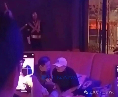 馬云與邵曉鋒現(xiàn)身總部酒吧。 （網(wǎng)上圖片）