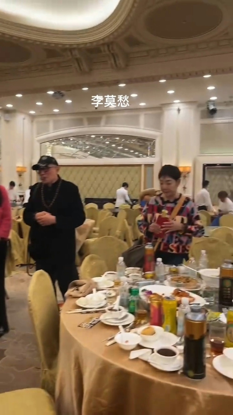 散席時(shí)雪梨背起容量甚大的手袋，神情有點(diǎn)呆滯，并走近其中一張枱，拿起枱上一瓶酒。