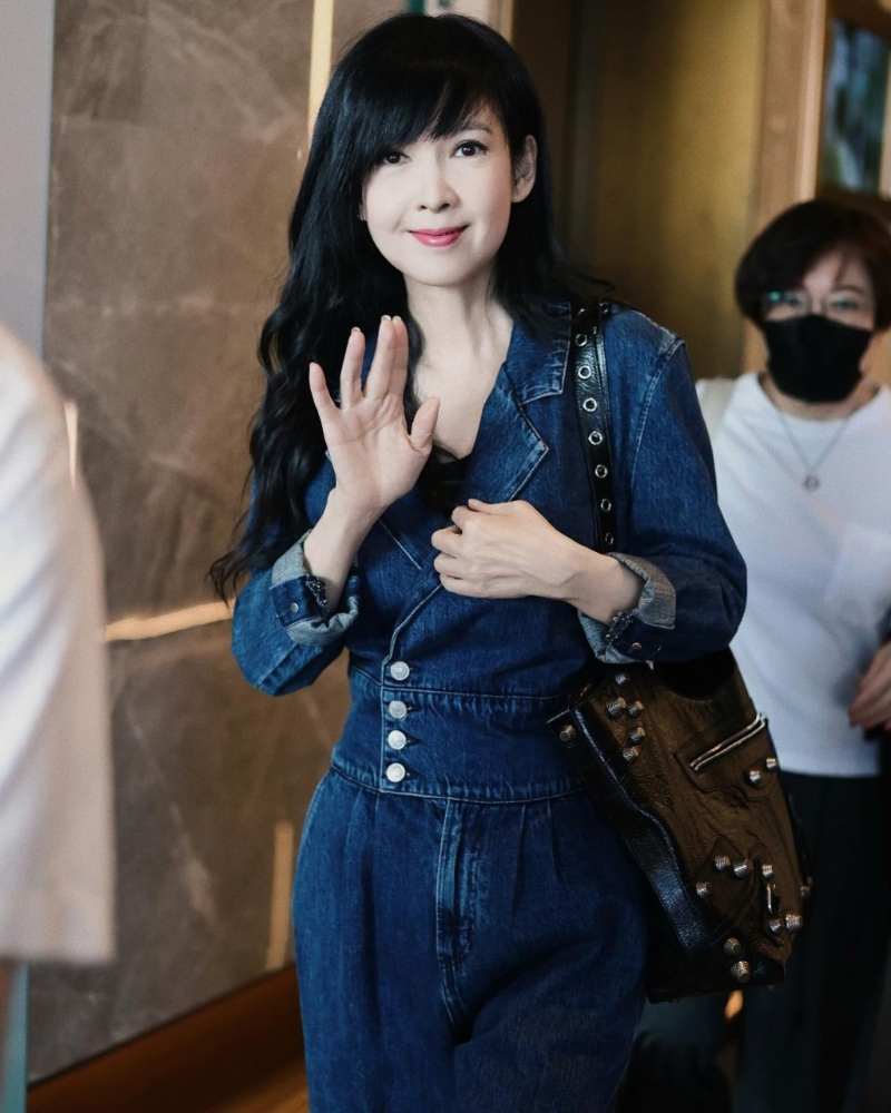 57歲的周慧敏保養(yǎng)得宜，依然好靚。