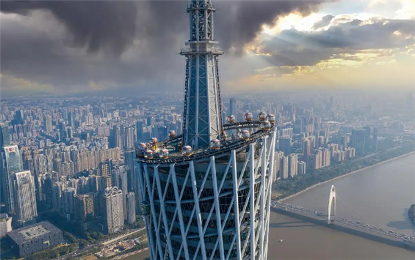 臺(tái)風(fēng)“樺加沙”來(lái)襲 廣州塔1200噸“定塔神器”出現(xiàn)明顯擺動(dòng)