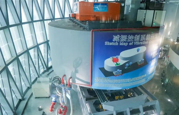 臺(tái)風(fēng)“樺加沙”來(lái)襲 廣州塔1200噸“定塔神器”出現(xiàn)明顯擺動(dòng)