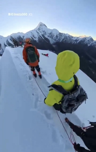 四川康定那瑪峰一人滑墜落崖死亡。