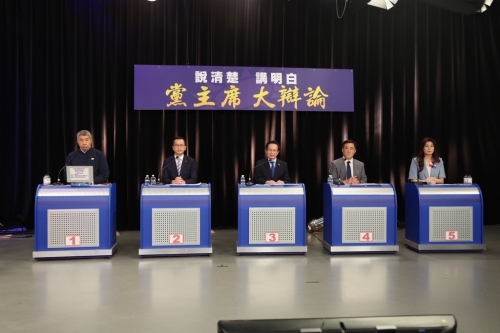 “說清楚、講明白，黨主席大辯論”27日在中天電視臺舉行，國民黨主席候選人張亞中（左起）、羅智強、蔡志弘、郝龍斌、鄭麗文出席。