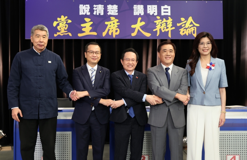 “說(shuō)清楚、講明白，黨主席大辯論”27日在中天電視臺(tái)舉行，國(guó)民黨主席候選人張亞中（左起）、羅智強(qiáng)、蔡志弘、郝龍斌、鄭麗文出席并交互握手合影表達(dá)團(tuán)結(jié)。