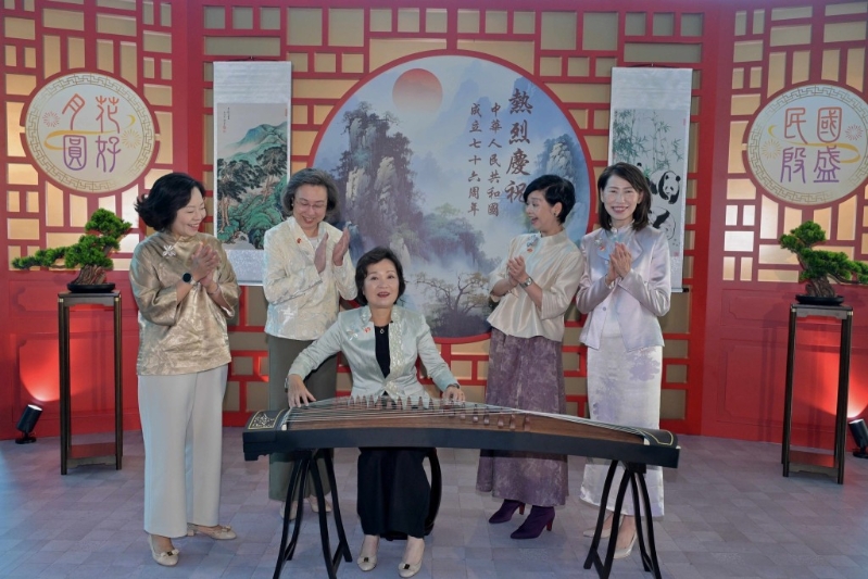 蔡若蓮即場教授眾人彈古箏。