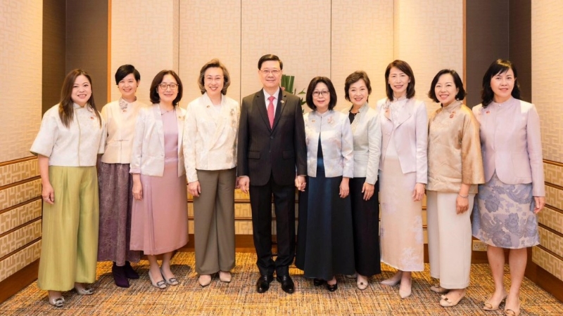 特首夫人伙女高官再組“華服女團”賀國慶，清雅端莊展傳統(tǒng)美藝