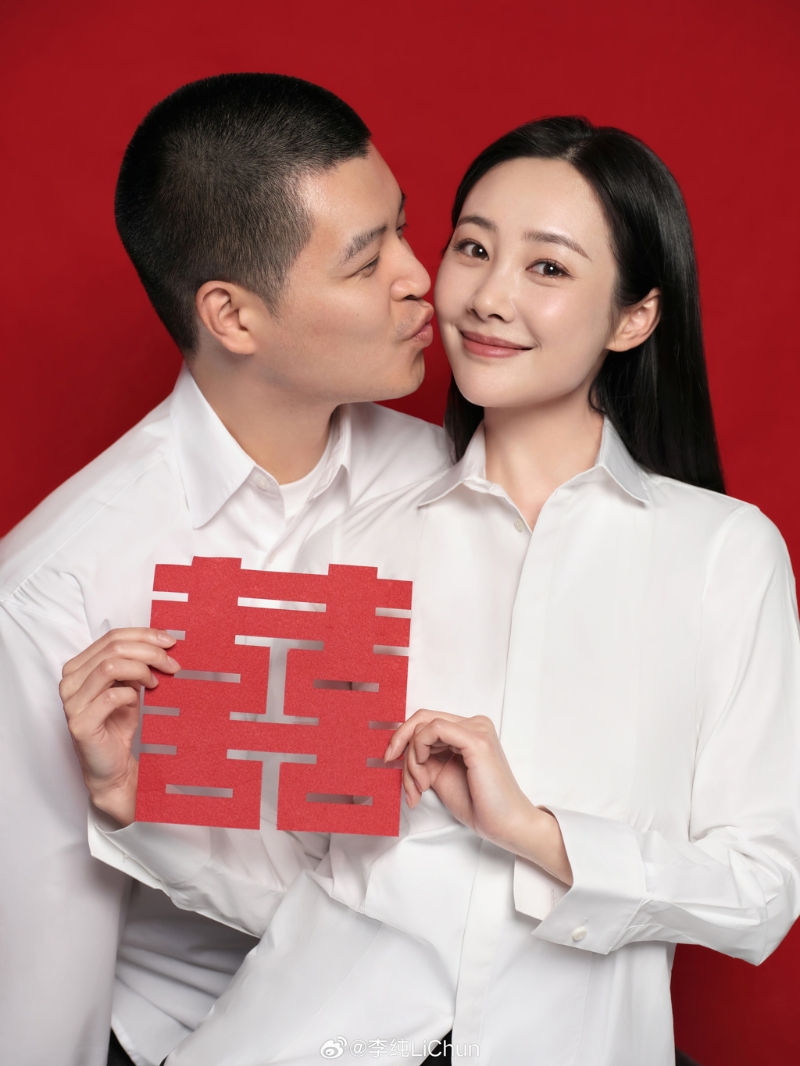 李純與馬頔曬結(jié)婚照公開喜訊。