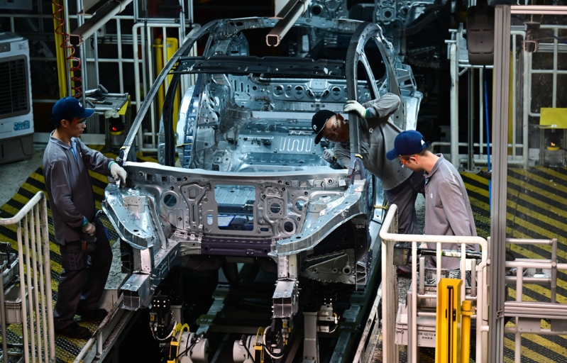 安徽合肥市新橋智能電動(dòng)汽車(chē)產(chǎn)業(yè)園蔚來(lái)第二工廠打造電動(dòng)車(chē)的畫(huà)面。