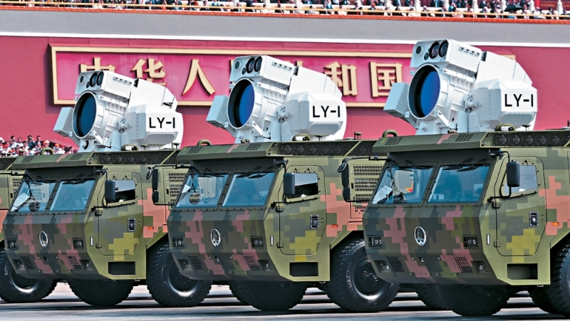 艦載防空武器方隊“LY-1”（燎原-1）在九三閱兵式上受檢。