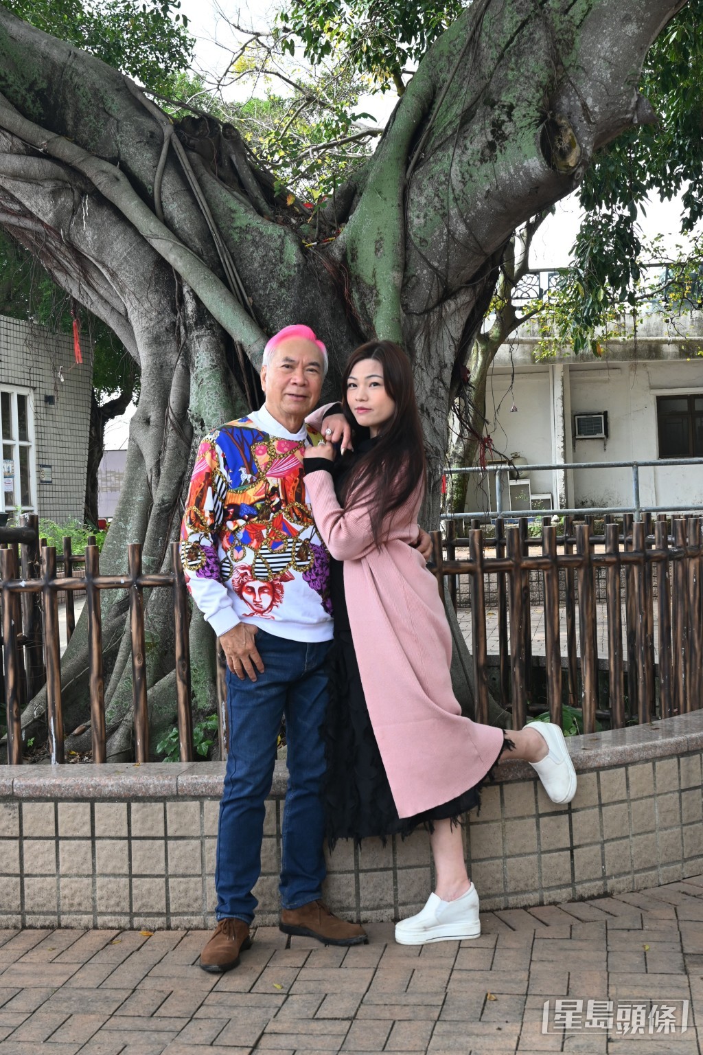 74歲的李龍基與比他年輕逾30年的王青霞發(fā)展忘年戀。