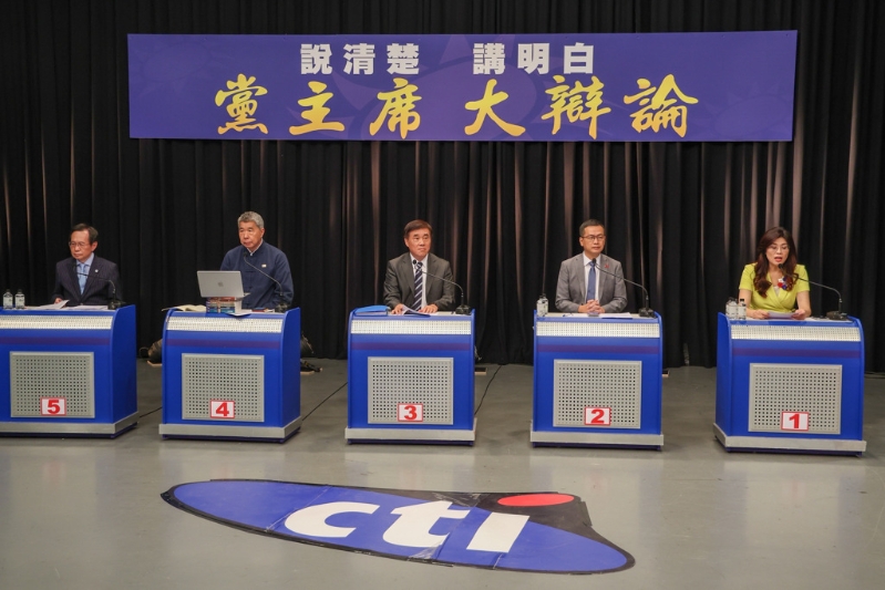“說清楚講明白，黨主席大辯論”11日在中天電視舉行，國民黨主席候選人蔡志弘（左起）、張亞中、郝龍斌、羅智強(qiáng)、鄭麗文出席。
