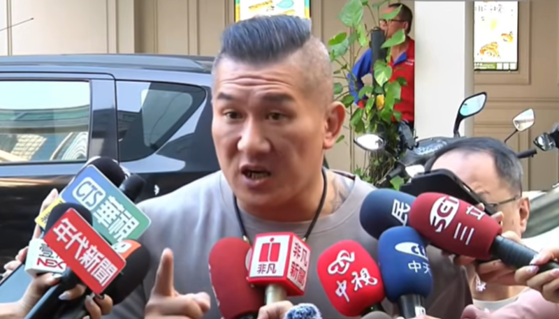 陳之漢現(xiàn)身刑事局。