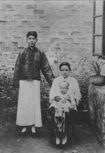 1923年楊振寧十個(gè)月大時(shí)與父母親于合肥四古巷故居窗外