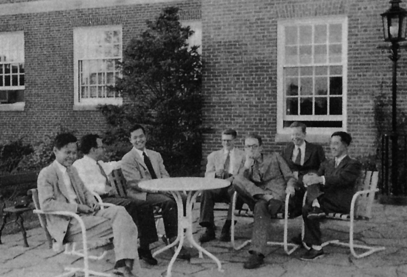 1952年秋楊振寧等物理學(xué)家于普林斯頓高等研究院