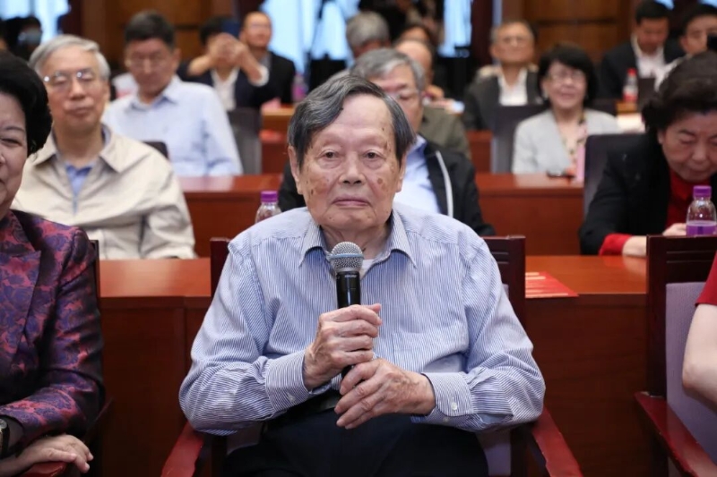 2021年楊振寧在清華大學(xué)舉行的“楊振寧先生學(xué)術(shù)思想研討會”上講話