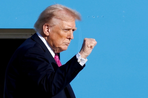 美國特朗普政府近幾周免除數(shù)十類商品的對(duì)等關(guān)稅，并且預(yù)告在與各國達(dá)成貿(mào)易協(xié)議時(shí)，進(jìn)一步免除數(shù)百類商品關(guān)稅。