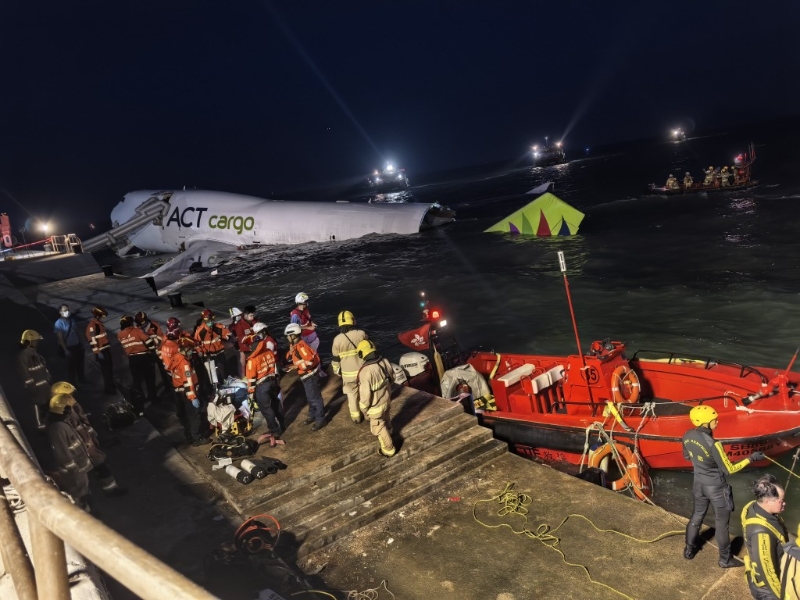 消防將傷者救起。