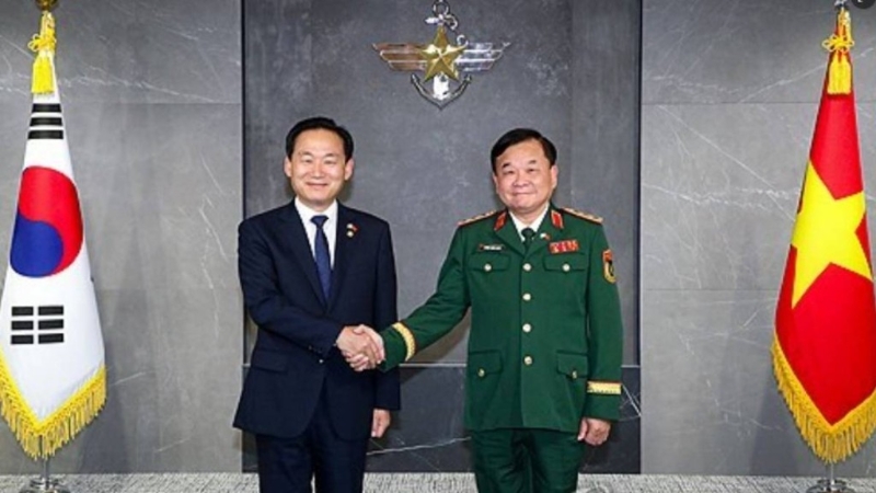 越南國防部副部長黃春戰(zhàn)(右)被指9月訪韓期間，涉嫌非禮韓方女公務(wù)員。