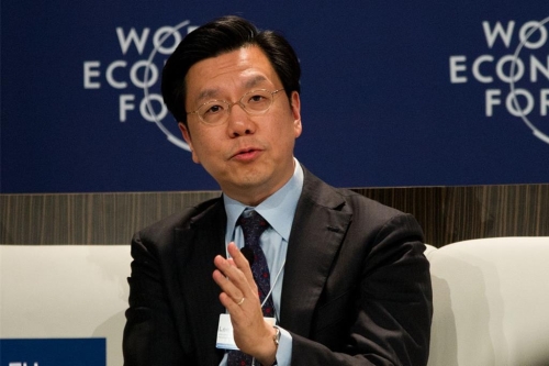 創(chuàng)新工廠董事長(zhǎng)李開(kāi)復(fù)近日在活動(dòng)視訊致詞中表示，在AI硬件和機(jī)器人制造方面，美國(guó)正在被中國(guó)超越，中國(guó)正快速主導(dǎo)消費(fèi)級(jí)AI與智慧制造業(yè)。