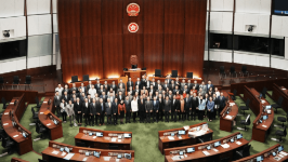 文章贊第七屆立法會一些議員為推動愛國愛港力量新老交替、薪火相傳，放棄競逐連任，表現(xiàn)出高風(fēng)亮節(jié)。