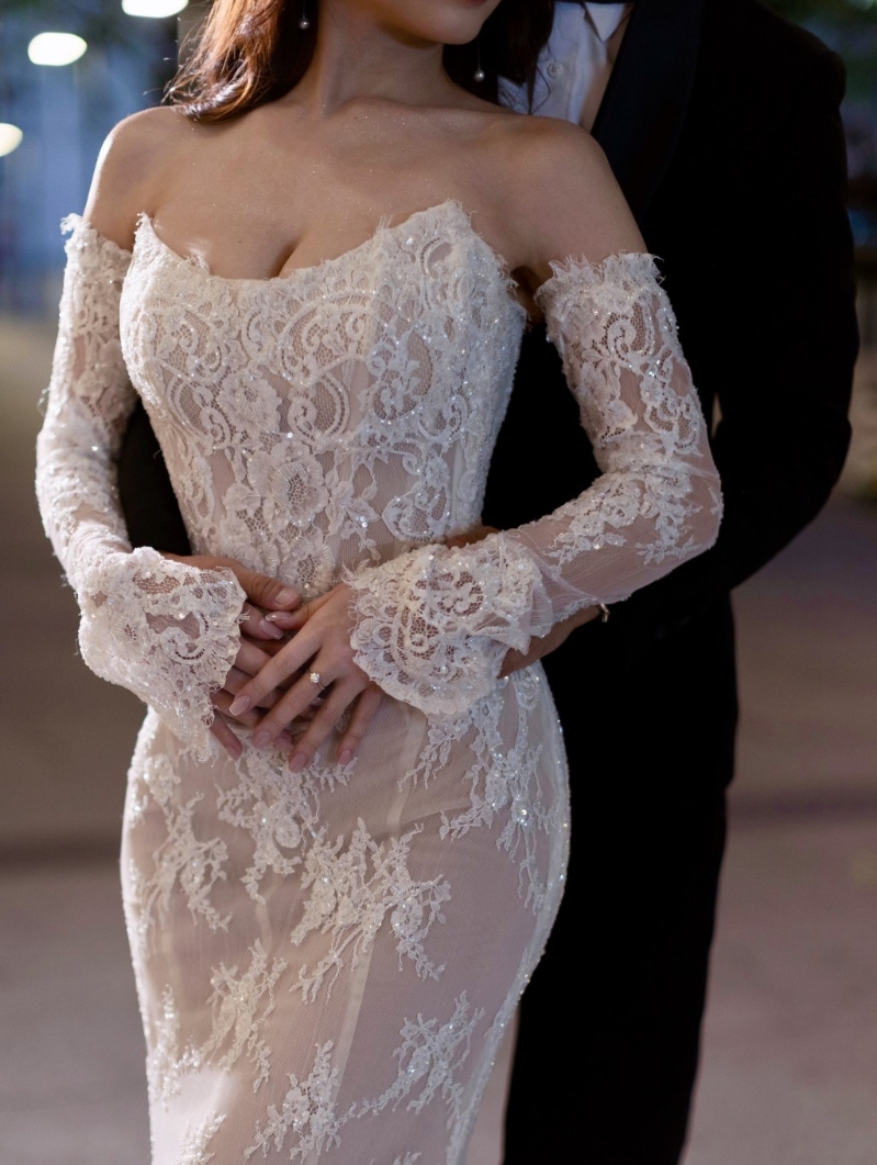 梁凱寧昨晚（10月26日）公開多張與未婚夫的婚紗照，其中一張照片四手遮肚引起網(wǎng)民熱議。