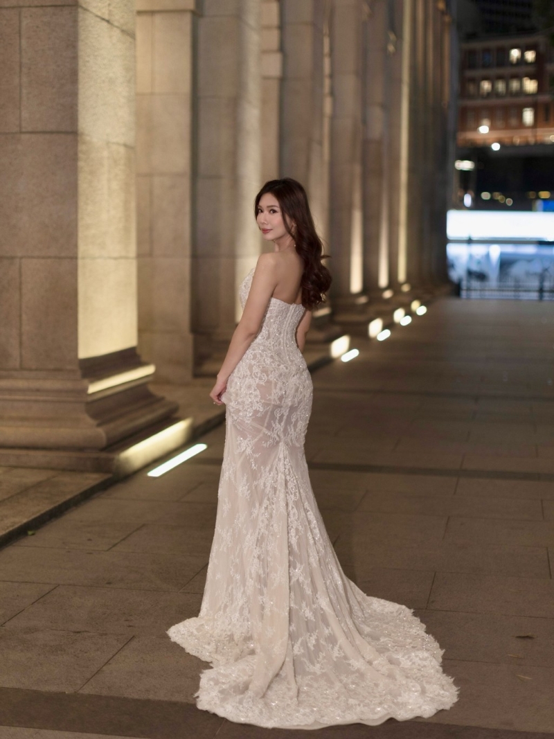 梁凱寧穿上一件拖尾婚紗，非常優(yōu)雅。