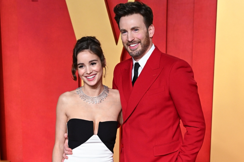 “美國(guó)隊(duì)長(zhǎng)”娶小16歲妻悄悄當(dāng)爸