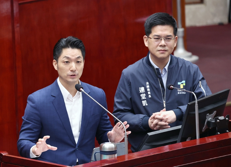 臺北市長蔣萬安（左）及法務局長連堂凱（右）29日在市議會回復議員質(zhì)詢，希望在明年中能與輝達順利簽約。
