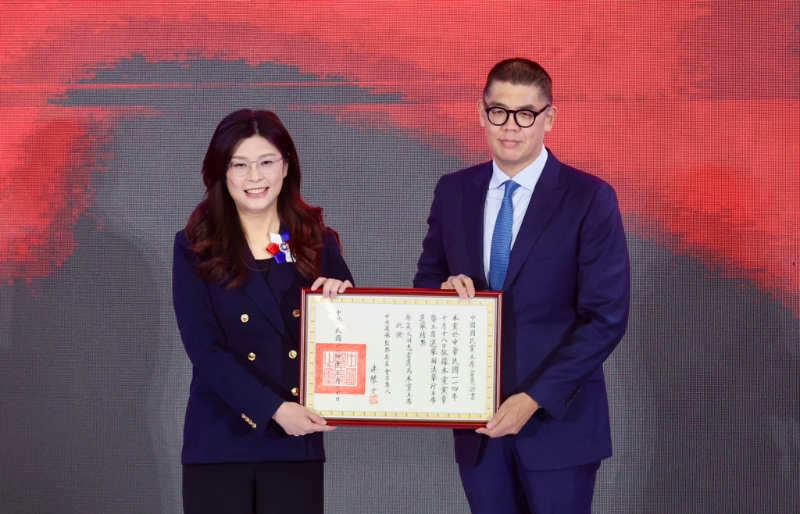 國民黨第22屆第一次“全代會”1日舉行，國民黨主席選監(jiān)小組召集人連勝文把當選證書交給新任黨主席鄭麗文。