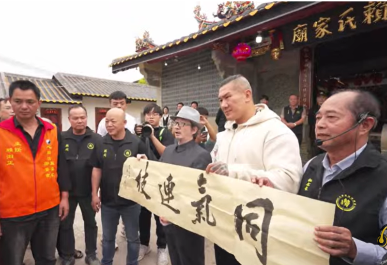 “館長(zhǎng)”陳之漢11月3日拜訪福建漳州心田村賴氏家廟。