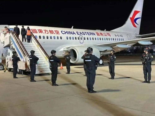 白所成等10名重犯被成功押解回國。