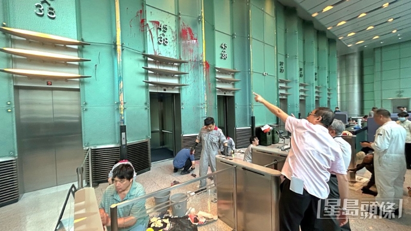 電梯大堂多處有油跡。