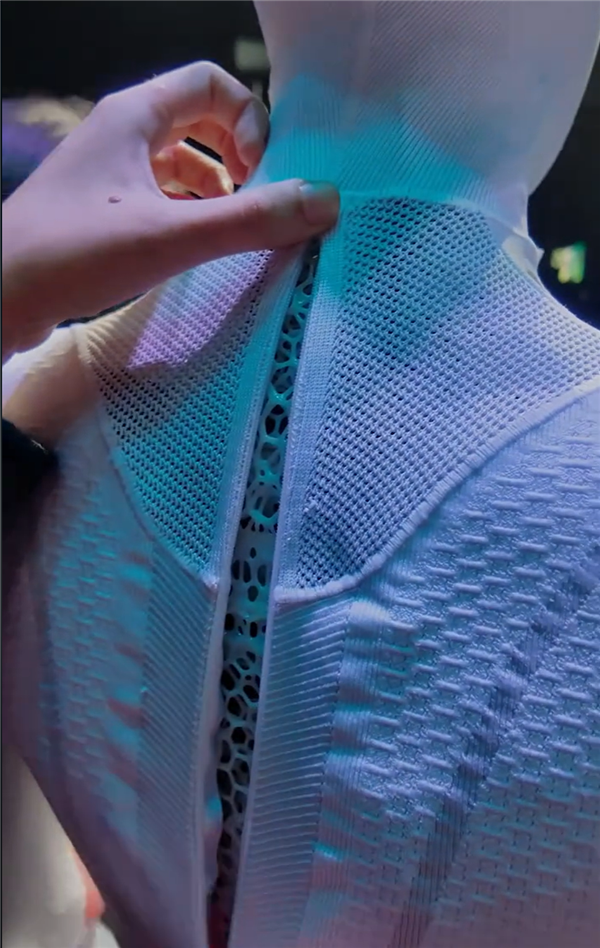 小鵬Iron機器人走路被質(zhì)疑是真人 里面還穿著內(nèi)褲！何小鵬脫衣展示